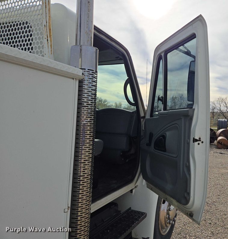 image for item EB1132 2006 International 4300 utility / service truck