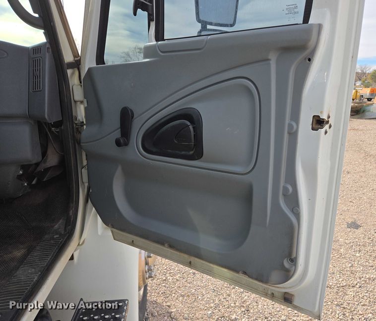 image for item EB1132 2006 International 4300 utility / service truck