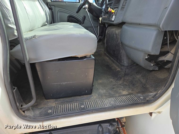 image for item EB1132 2006 International 4300 utility / service truck