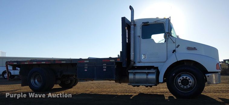 image for item EC1291 2001 Kenworth T300 flatbed truck
