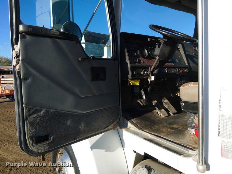 image for item EC1291 2001 Kenworth T300 flatbed truck