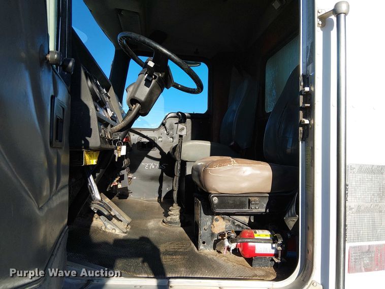 image for item EC1291 2001 Kenworth T300 flatbed truck