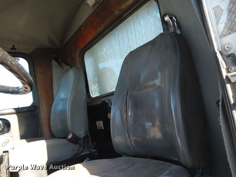 image for item EC1291 2001 Kenworth T300 flatbed truck