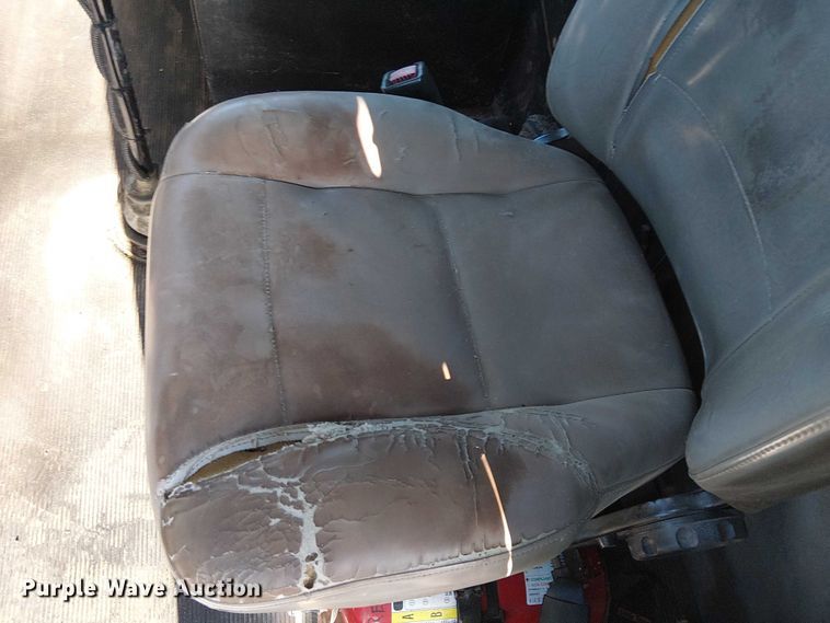 image for item EC1291 2001 Kenworth T300 flatbed truck