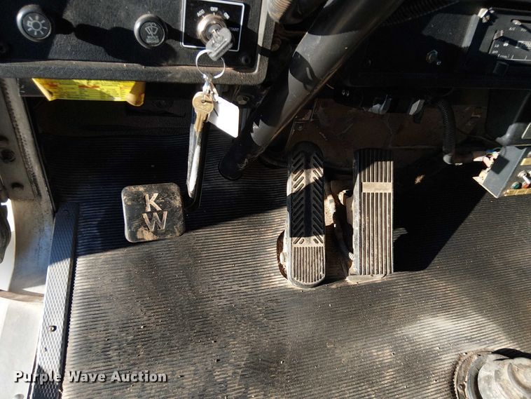 image for item EC1291 2001 Kenworth T300 flatbed truck