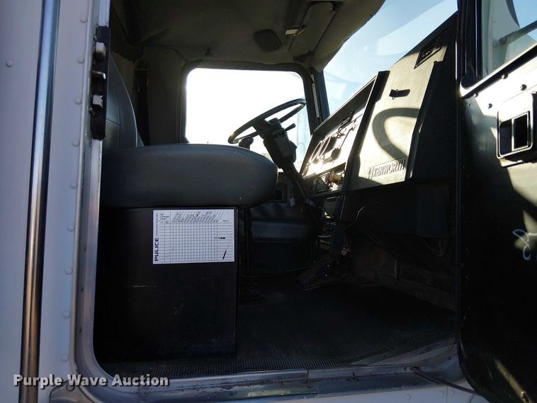 image for item EC1291 2001 Kenworth T300 flatbed truck