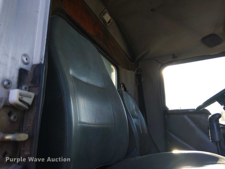 image for item EC1291 2001 Kenworth T300 flatbed truck