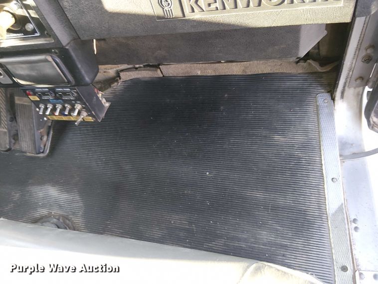 image for item EC1291 2001 Kenworth T300 flatbed truck