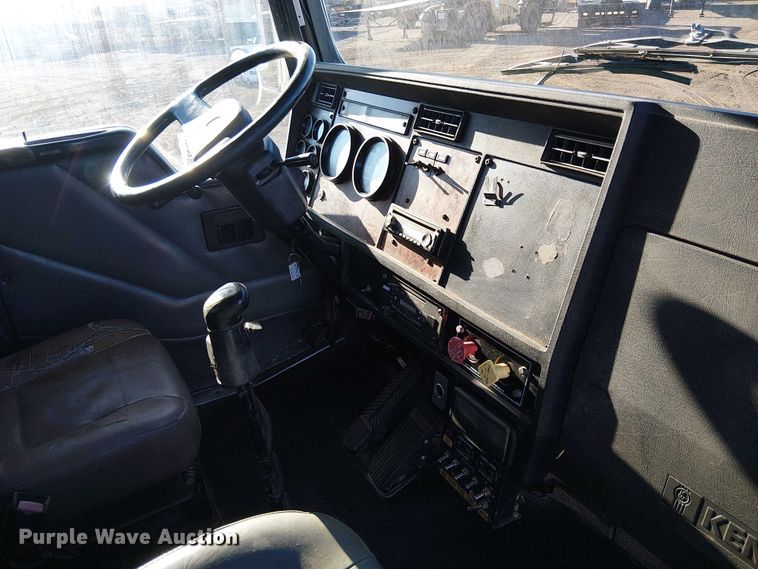 image for item EC1291 2001 Kenworth T300 flatbed truck