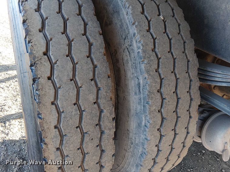 image for item EC1291 2001 Kenworth T300 flatbed truck