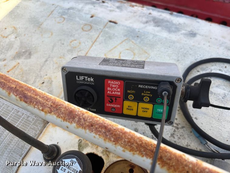 image for item EC3902 1998 Ford crane truck