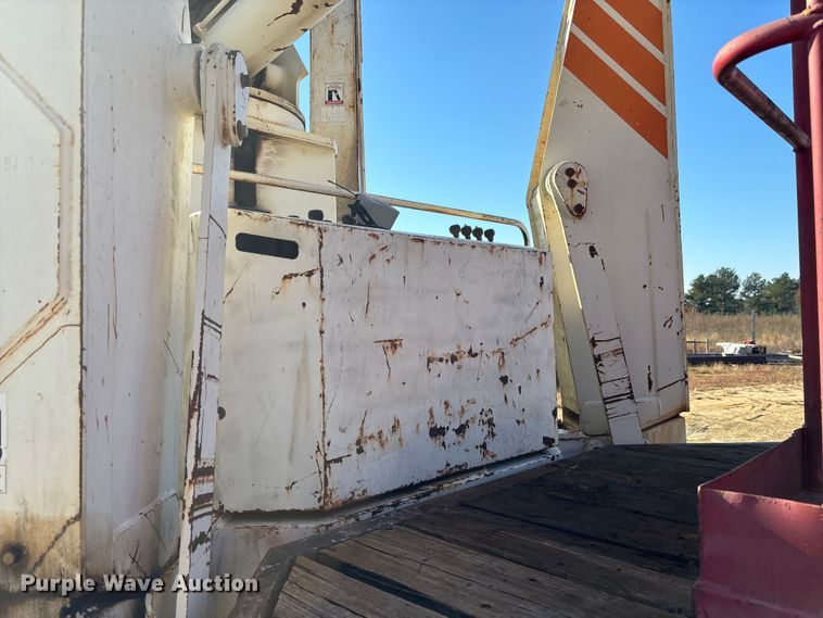 image for item EC3902 1998 Ford crane truck