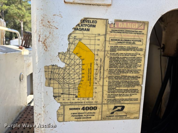 image for item EC3902 1998 Ford crane truck