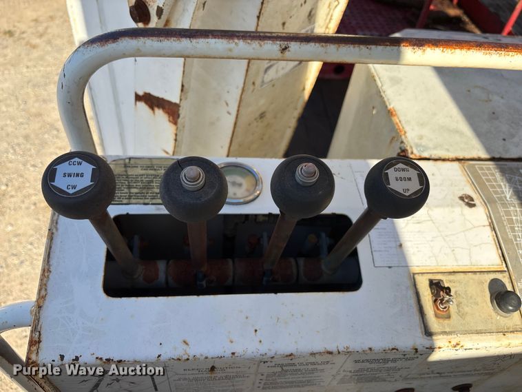 image for item EC3902 1998 Ford crane truck