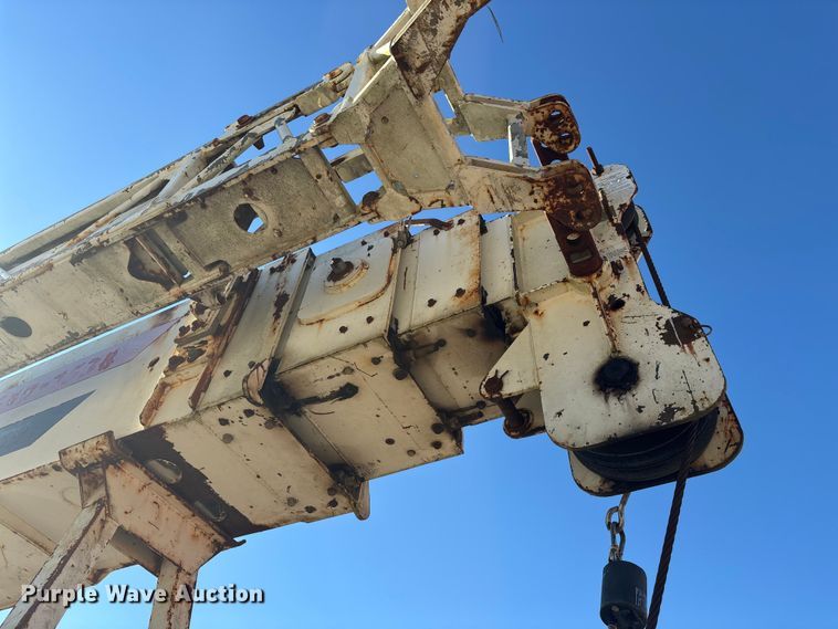 image for item EC3902 1998 Ford crane truck