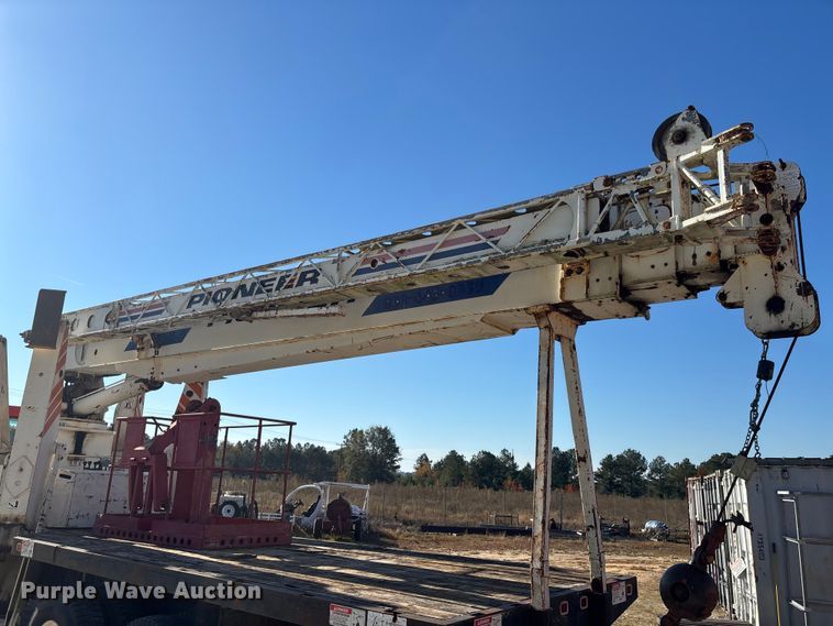 image for item EC3902 1998 Ford crane truck