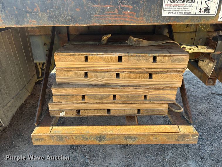 image for item EC3902 1998 Ford crane truck