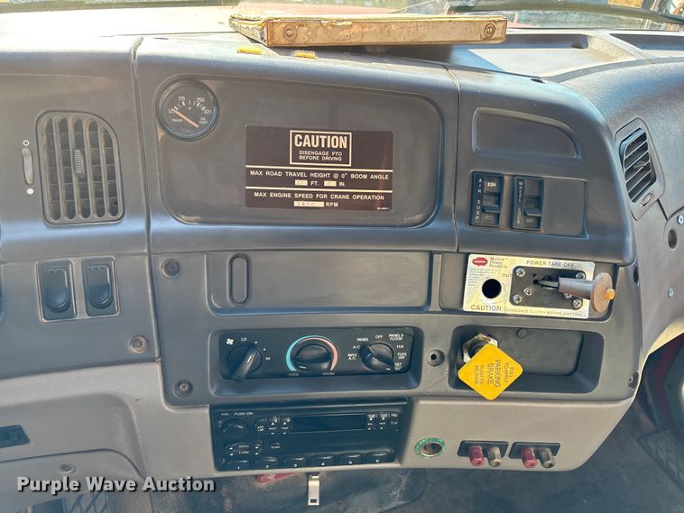 image for item EC3902 1998 Ford crane truck