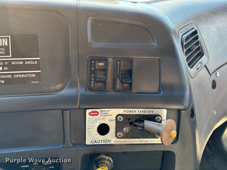 image for item EC3902 1998 Ford crane truck