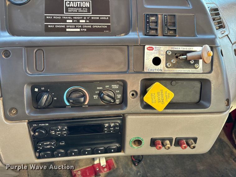 image for item EC3902 1998 Ford crane truck