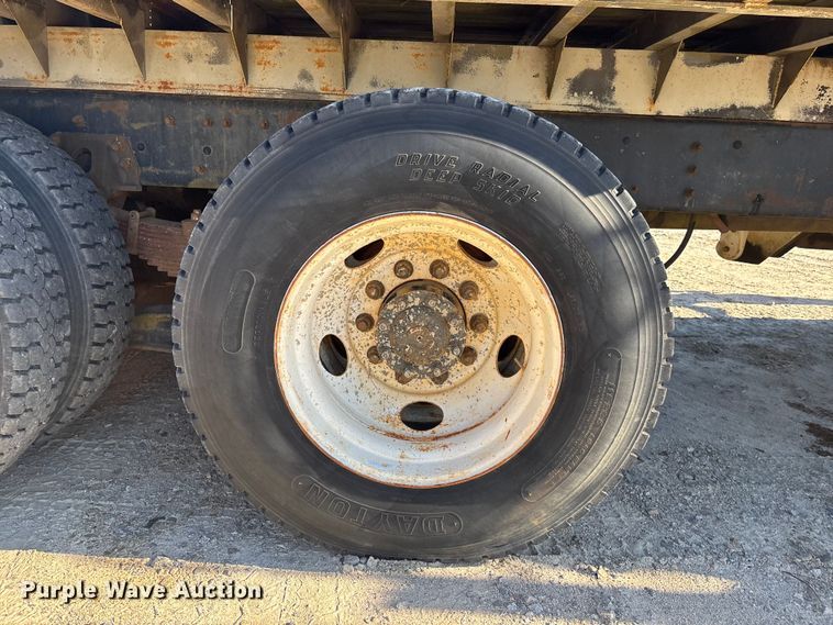 image for item EC3902 1998 Ford crane truck