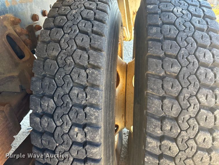 image for item EC3902 1998 Ford crane truck