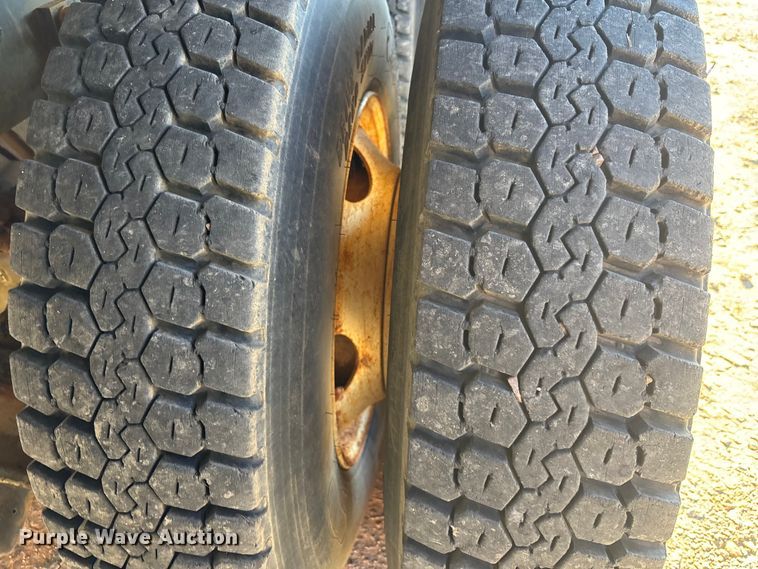 image for item EC3902 1998 Ford crane truck