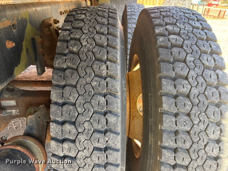 image for item EC3902 1998 Ford crane truck