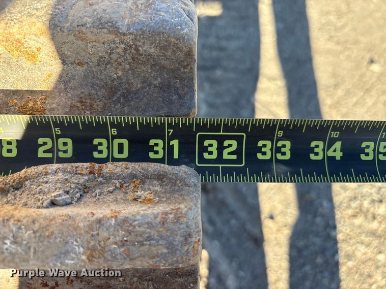 image for item EC8121 2002 Kobelco SK330LC excavator