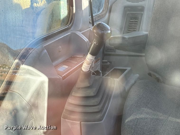 image for item EC8121 2002 Kobelco SK330LC excavator