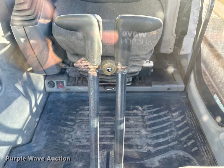 image for item EC8121 2002 Kobelco SK330LC excavator