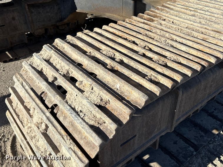 image for item EC8121 2002 Kobelco SK330LC excavator