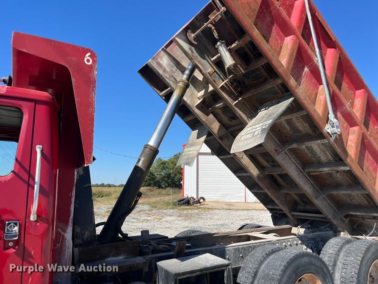 image for item ED2304 2000 International 4900 dump truck