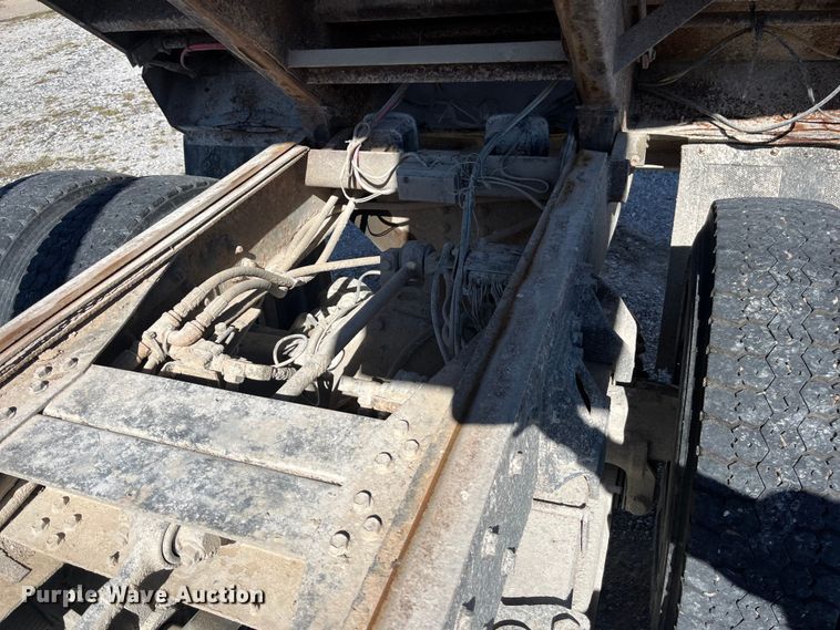 image for item ED2304 2000 International 4900 dump truck