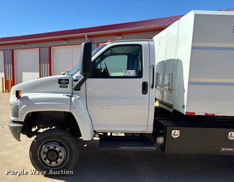 image for item ED2337 2008 GMC C5500 chipper truck