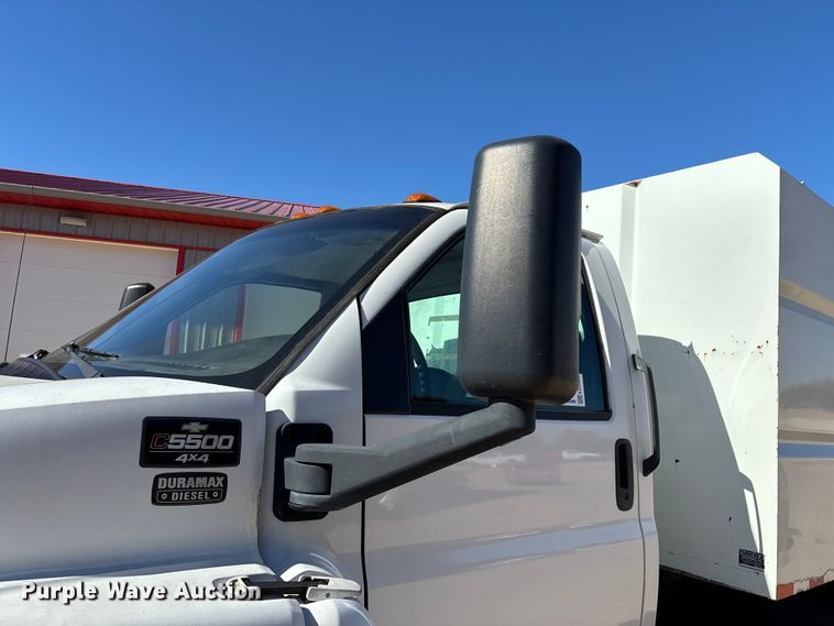 image for item ED2337 2008 GMC C5500 chipper truck