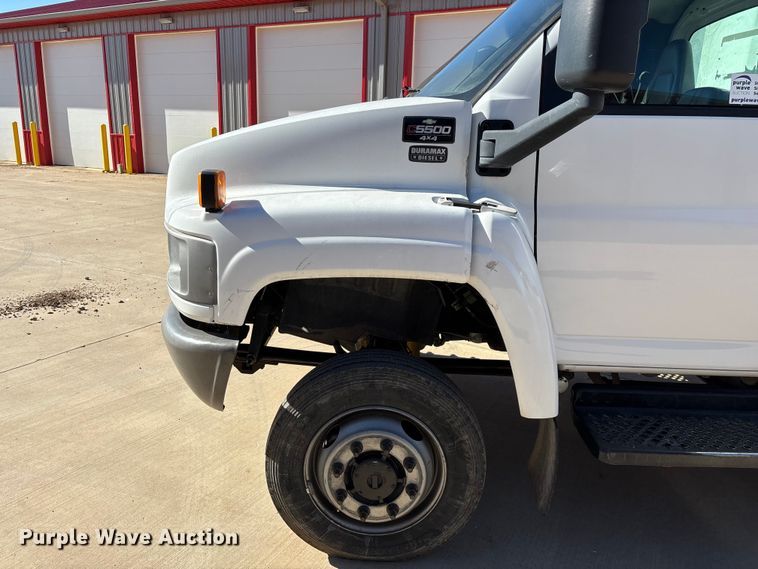 image for item ED2337 2008 GMC C5500 chipper truck