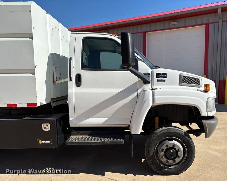image for item ED2337 2008 GMC C5500 chipper truck