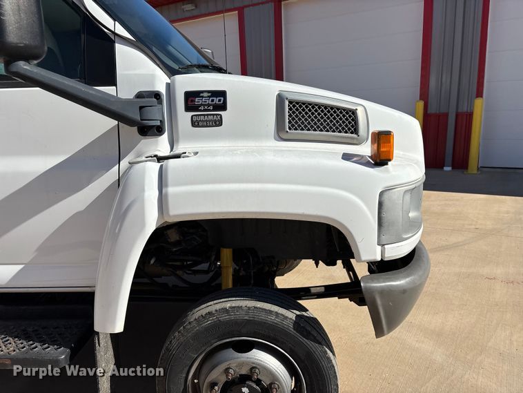 image for item ED2337 2008 GMC C5500 chipper truck