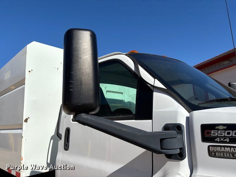 image for item ED2337 2008 GMC C5500 chipper truck