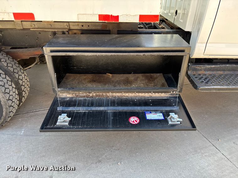 image for item ED2337 2008 GMC C5500 chipper truck