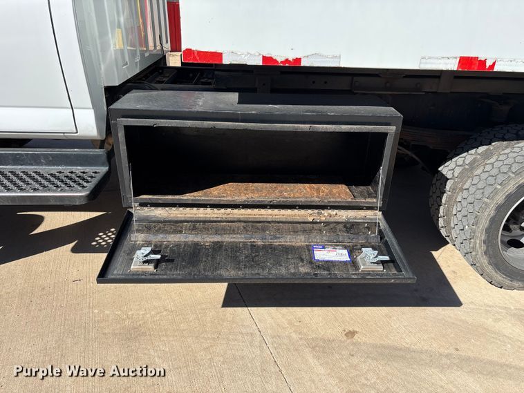 image for item ED2337 2008 GMC C5500 chipper truck