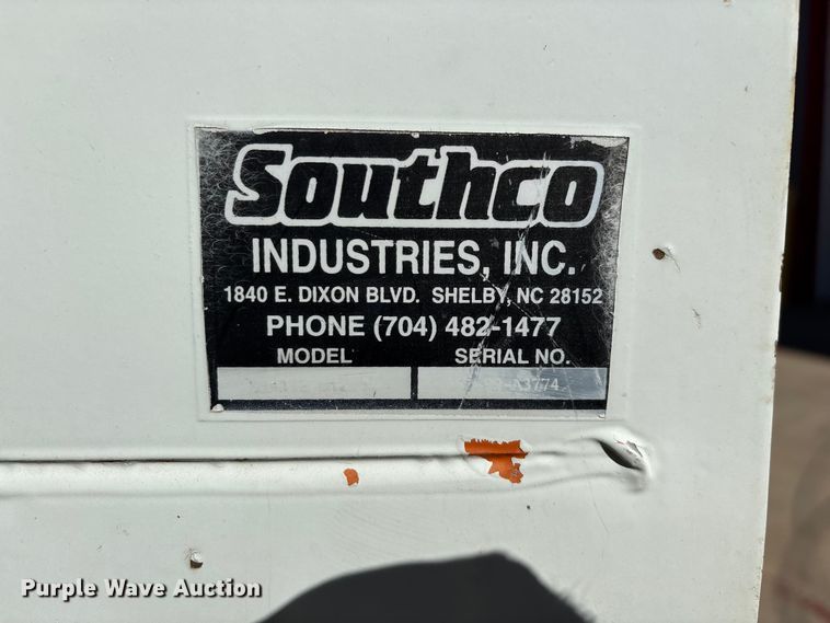 image for item ED2337 2008 GMC C5500 chipper truck