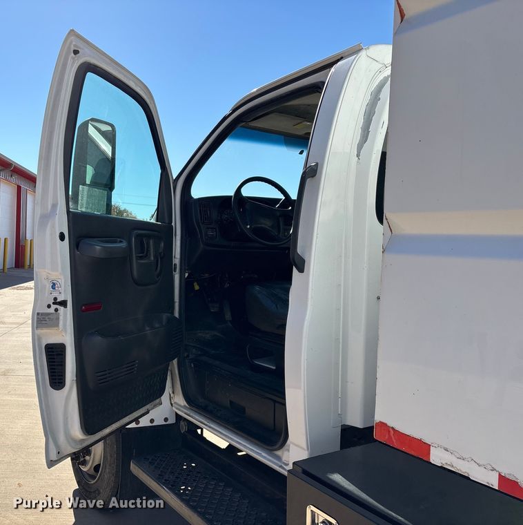 image for item ED2337 2008 GMC C5500 chipper truck