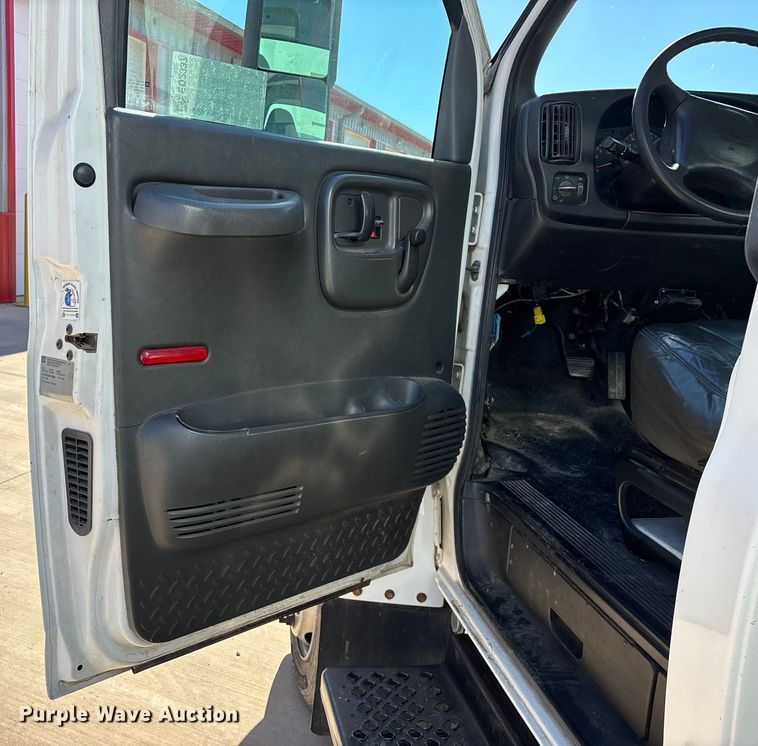 image for item ED2337 2008 GMC C5500 chipper truck