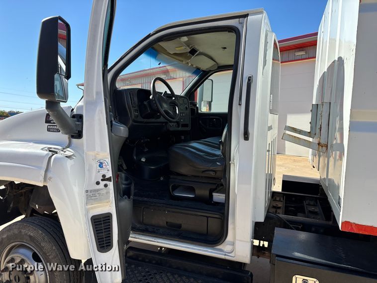 image for item ED2337 2008 GMC C5500 chipper truck