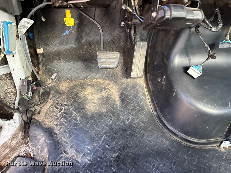 image for item ED2337 2008 GMC C5500 chipper truck