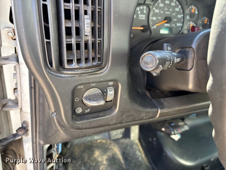 image for item ED2337 2008 GMC C5500 chipper truck