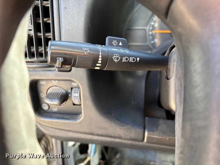 image for item ED2337 2008 GMC C5500 chipper truck