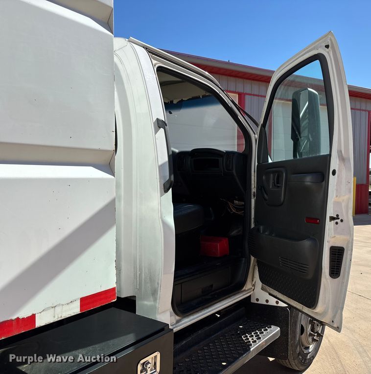 image for item ED2337 2008 GMC C5500 chipper truck